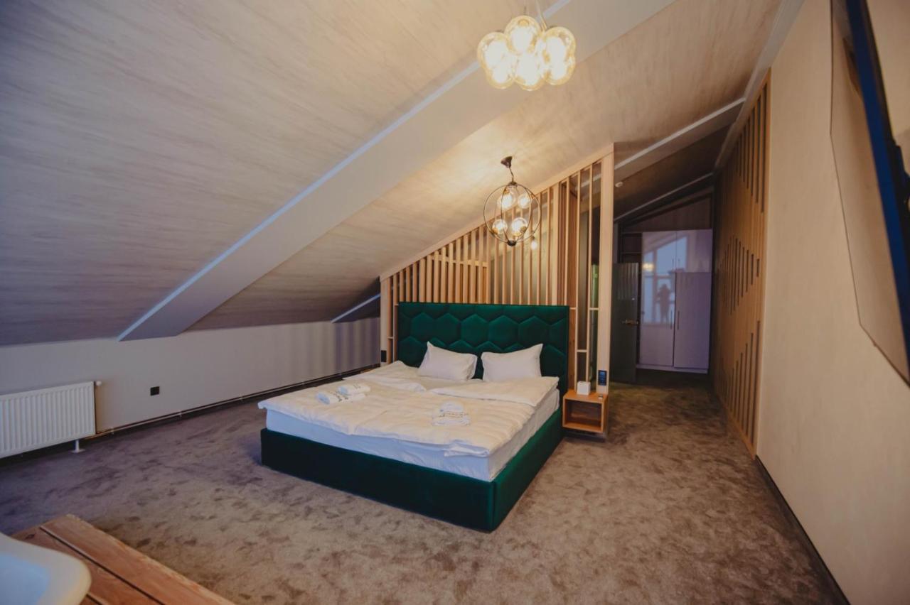 Chevalier Panorama Albergue Yablunytsya Exterior foto